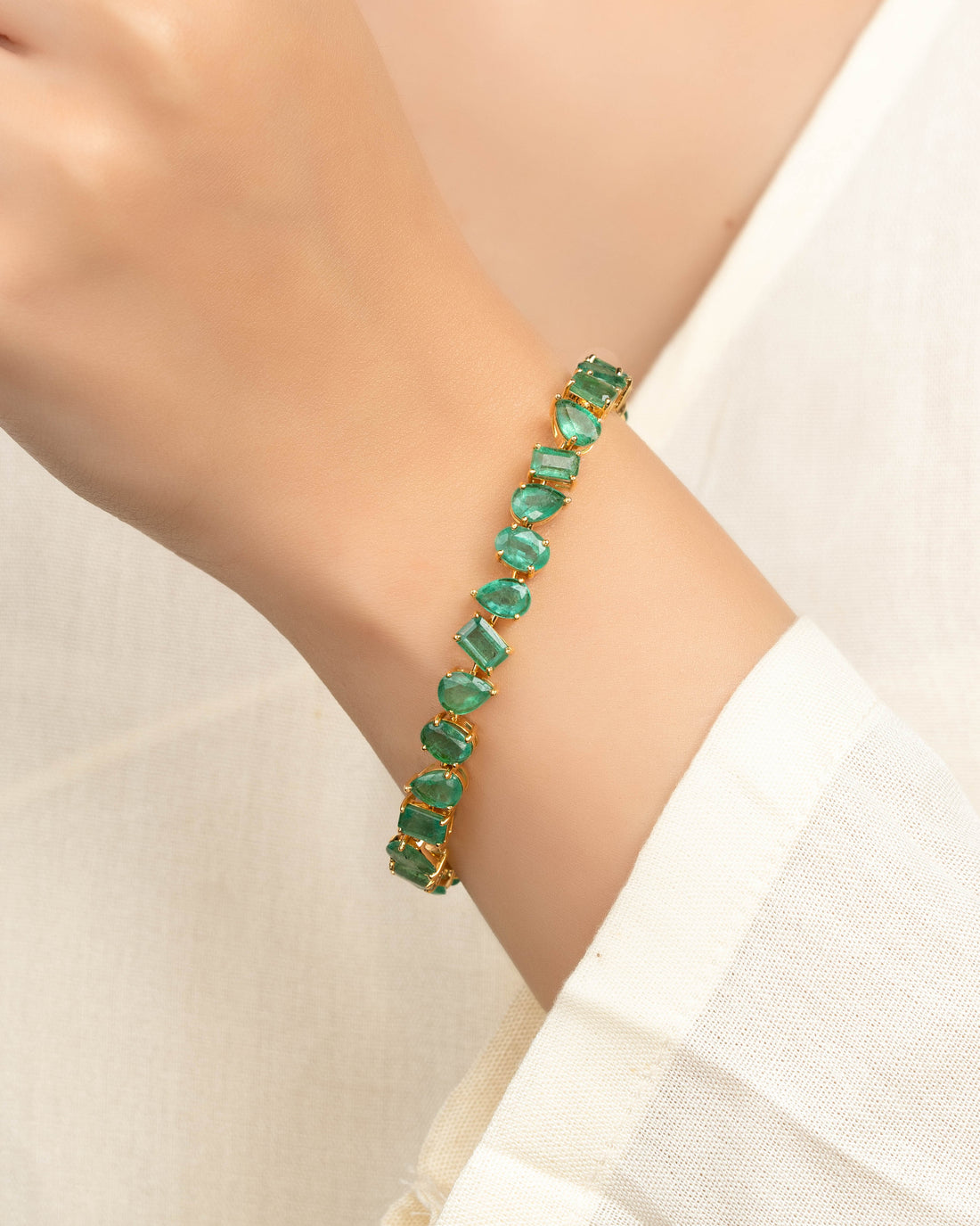 Sapna Emerald Minimal Bracelet